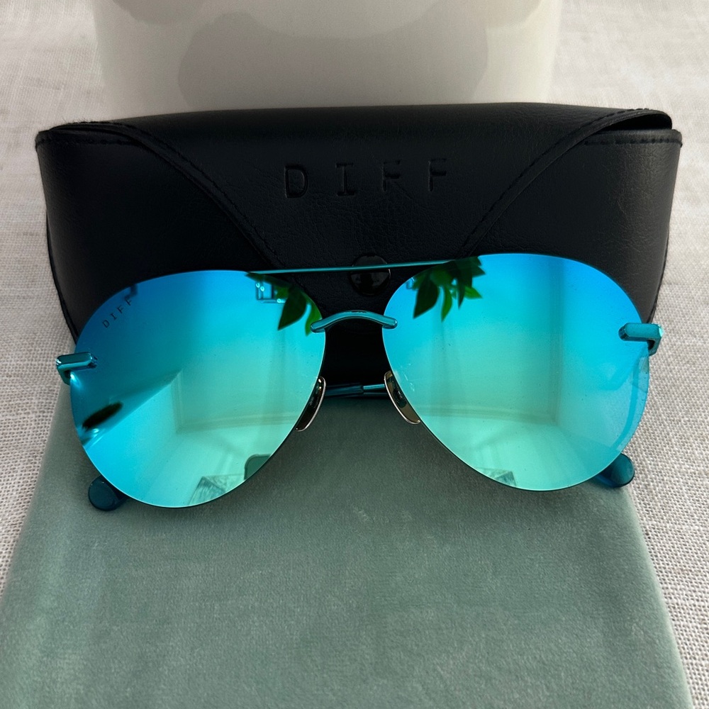 LIKE NEW Diff Lenox Polarized Teal Sunglasses